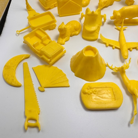 Houghton Mifflin Getting Ready To Read Toys Yellow Vintage Lot of 53 - Picture 8 of 15